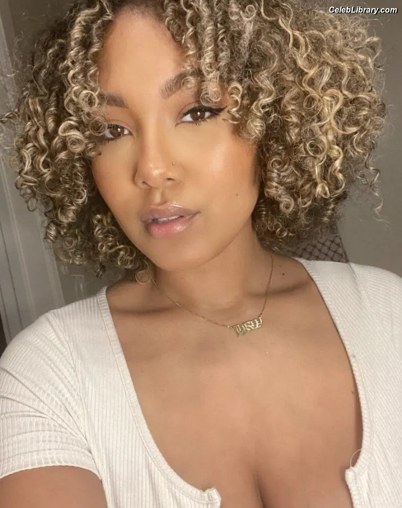 Parker McKenna Posey photo 17 of 797
