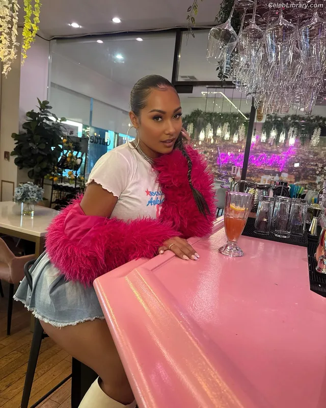 Parker McKenna Posey photo 6 of 797