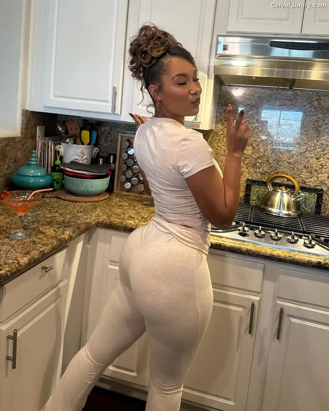 Parker McKenna Posey photo 9 of 797