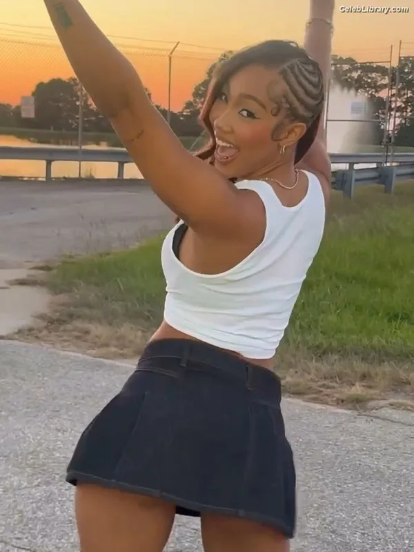 Parker McKenna Posey photo 2 of 797