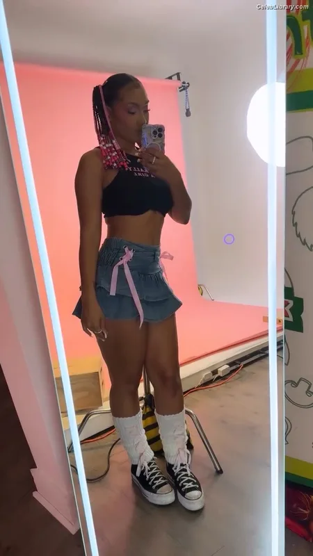 Parker McKenna Posey photo 14 of 797