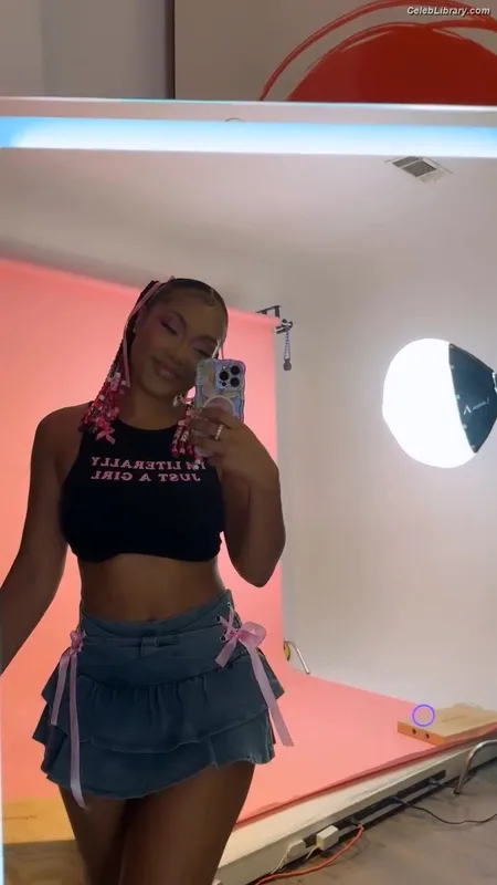 Parker McKenna Posey photo 15 of 797