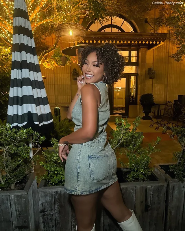 Parker McKenna Posey photo 3 of 797