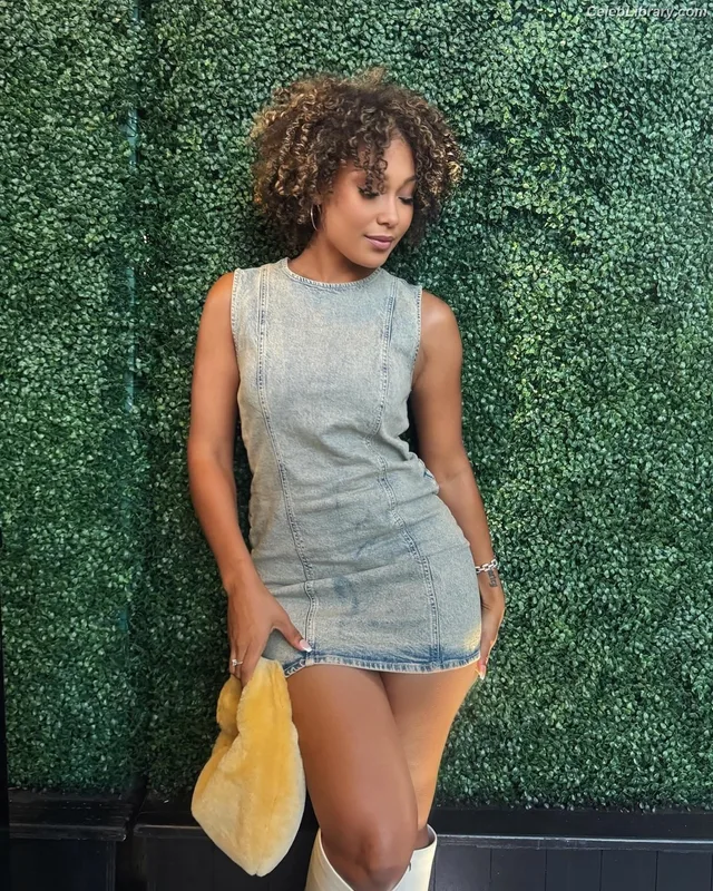 Parker McKenna Posey photo 6 of 797