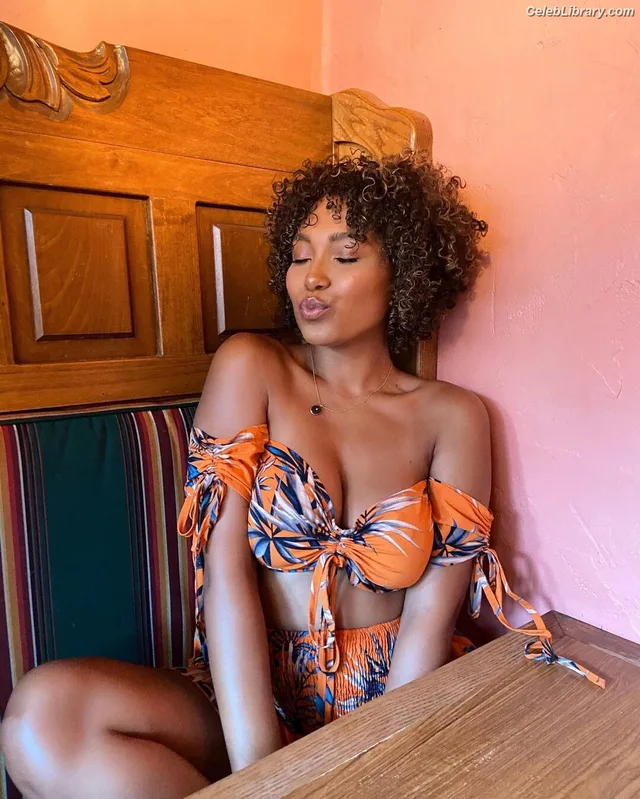 Parker McKenna Posey photo 17 of 797