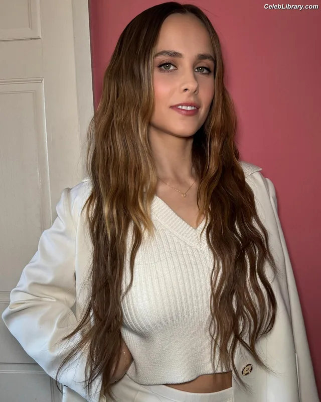 Pauline Chalamet photo 11 of 80