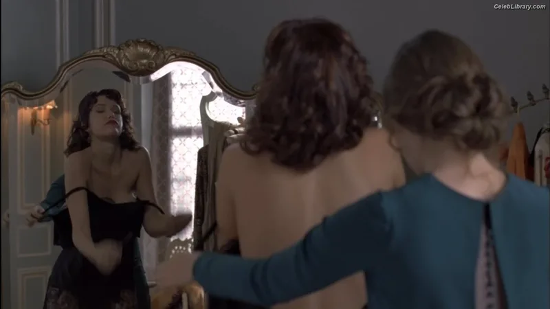 Paz de la Huerta photo 11 of 77