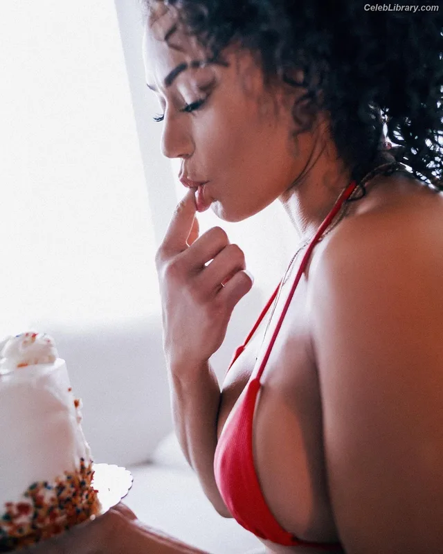 Pearl Gonzalez photo 17 of 359