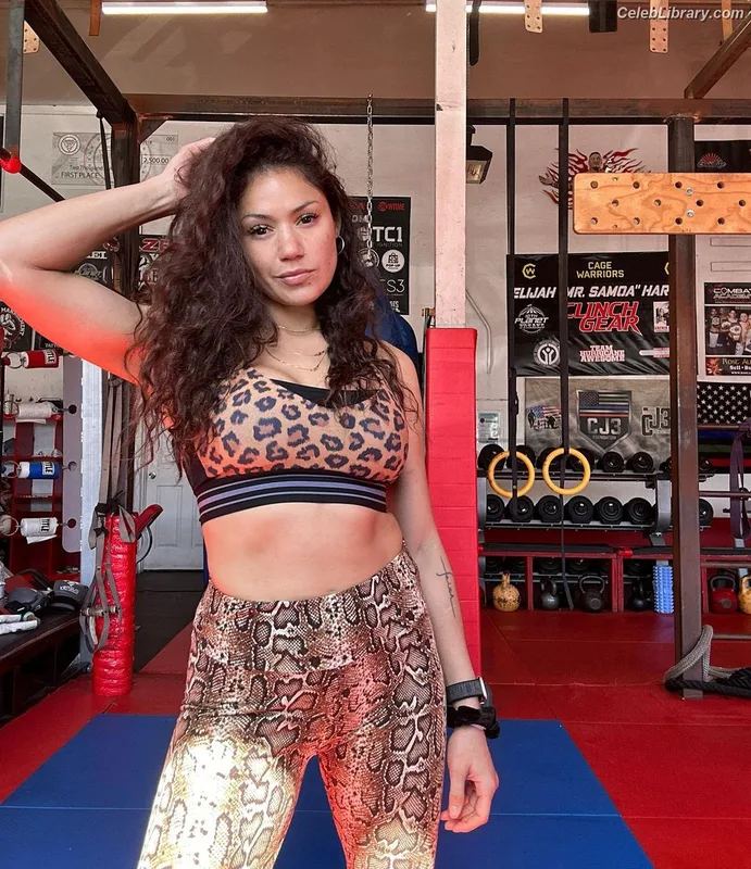 Pearl Gonzalez photo 9 of 359