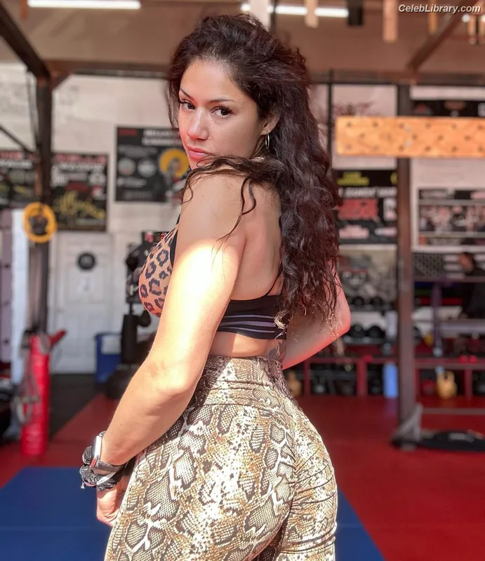 Pearl Gonzalez photo 10 of 359