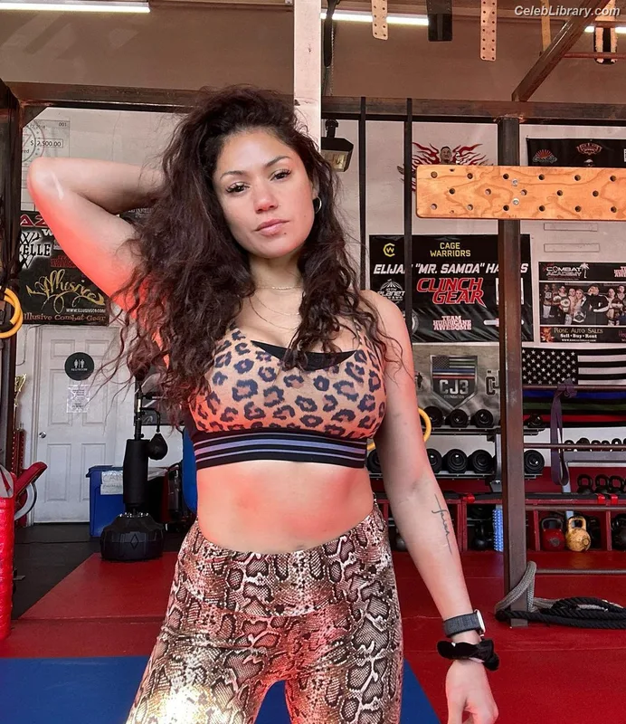 Pearl Gonzalez photo 11 of 359
