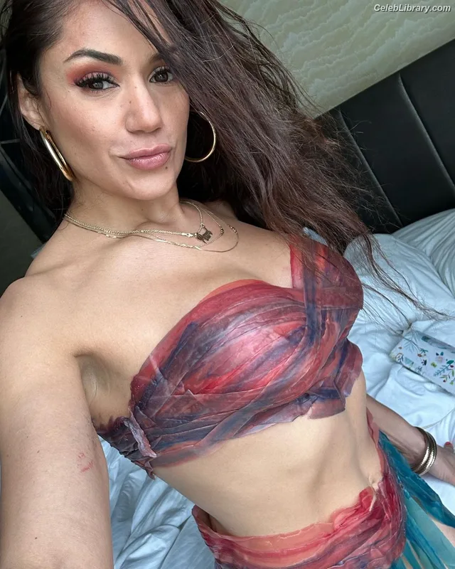 Pearl Gonzalez photo 14 of 359