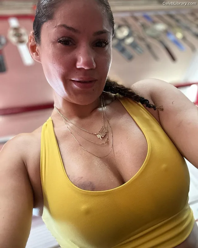 Pearl Gonzalez photo 23 of 359