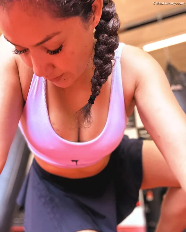 Pearl Gonzalez photo 6 of 359