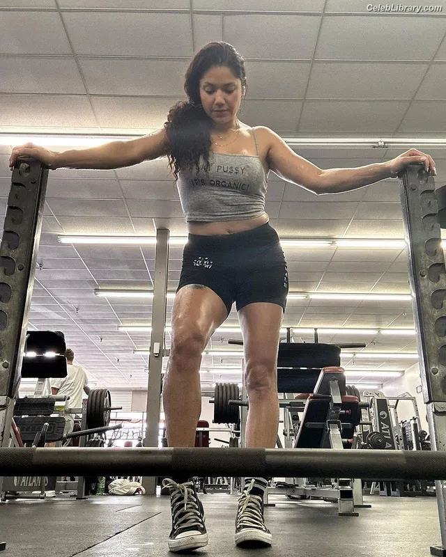 Pearl Gonzalez photo 12 of 359