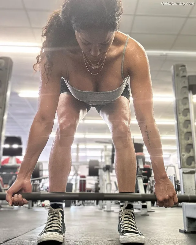 Pearl Gonzalez photo 15 of 359