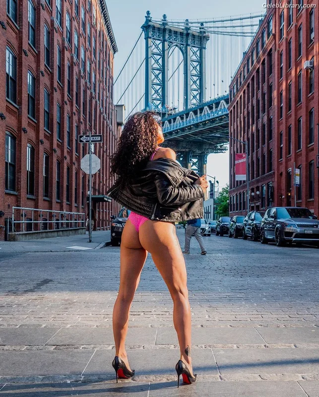 Pearl Gonzalez photo 8 of 359
