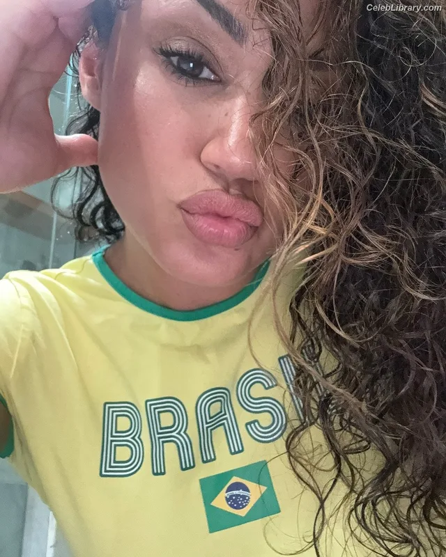 Pearl Gonzalez photo 6 of 359
