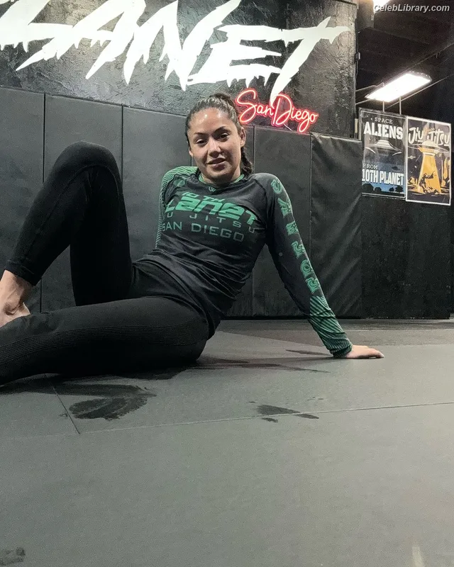 Pearl Gonzalez photo 19 of 359