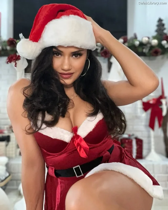 Pearl Gonzalez photo 2 of 359