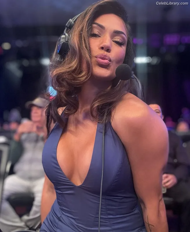 Pearl Gonzalez photo 7 of 359