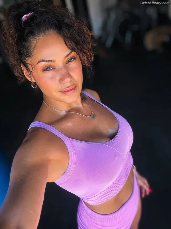 Pearl Gonzalez photo 14 of 359