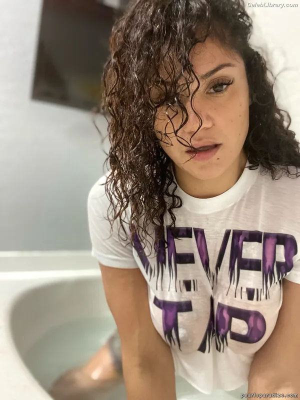 Pearl Gonzalez photo 11 of 359