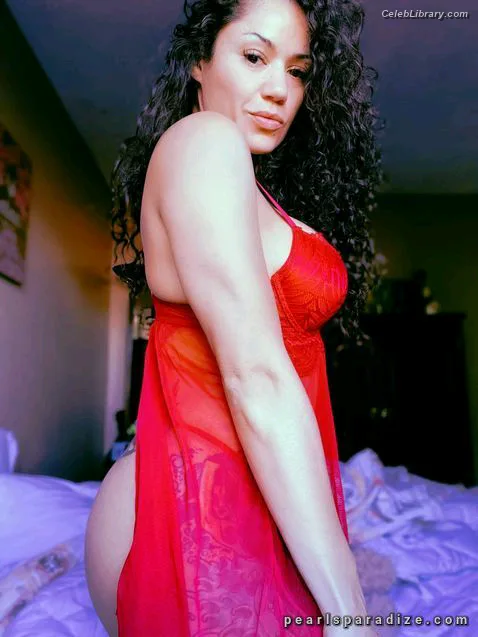Pearl Gonzalez photo 4 of 359