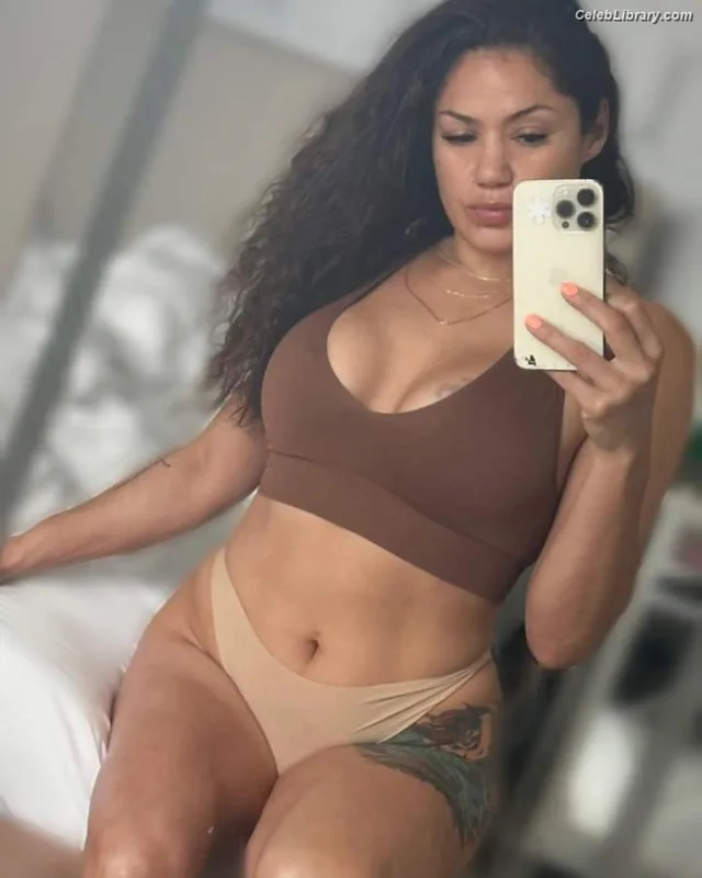 Pearl Gonzalez photo 17 of 359