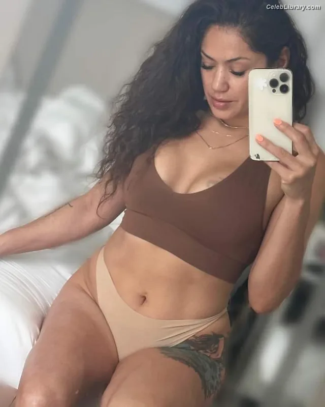 Pearl Gonzalez photo 20 of 359