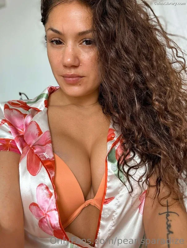 Pearl Gonzalez photo 3 of 359
