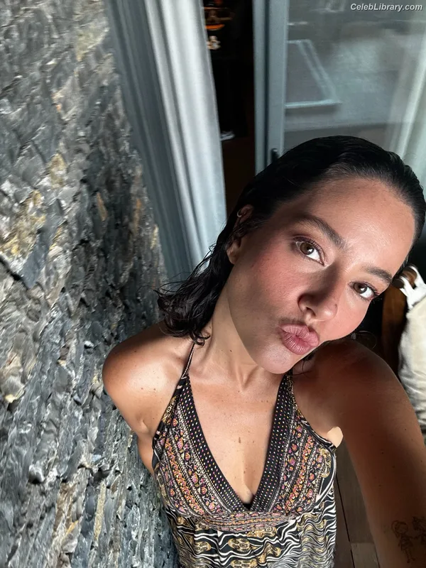 Pelin Akil photo 23 of 156
