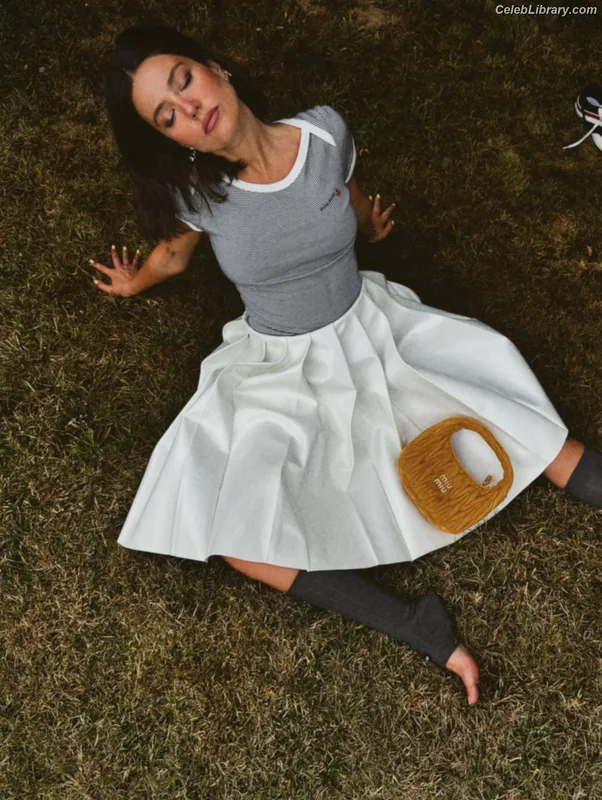 Pelin Akil photo 10 of 156