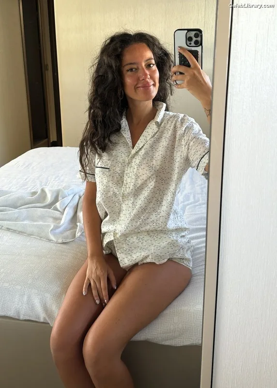 Pelin Akil photo 23 of 156