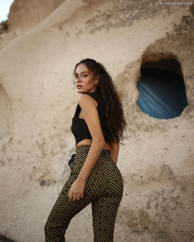 Pelin Akil photo 24 of 156