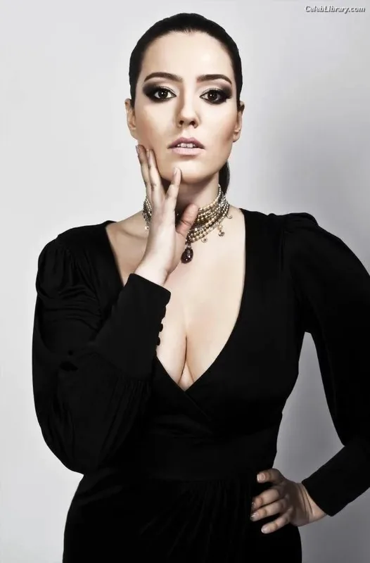 Pelin Akil photo 2 of 156
