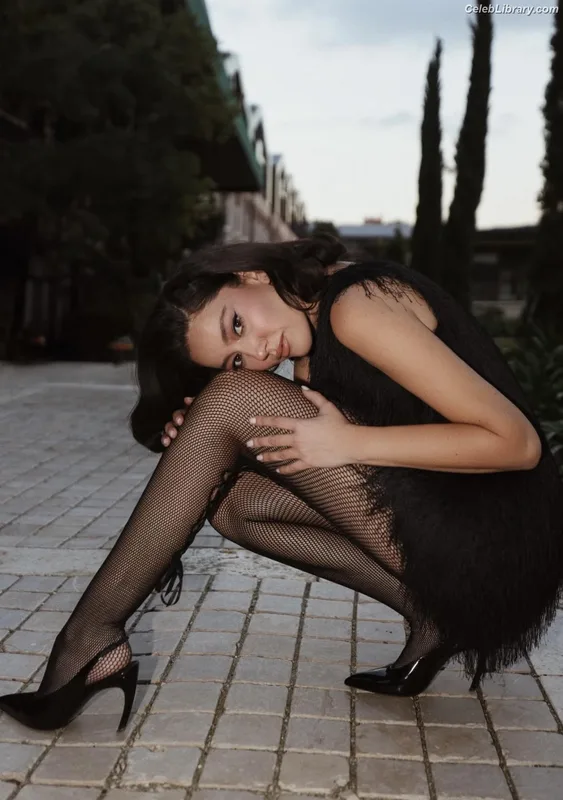 Pelin Akil photo 9 of 156