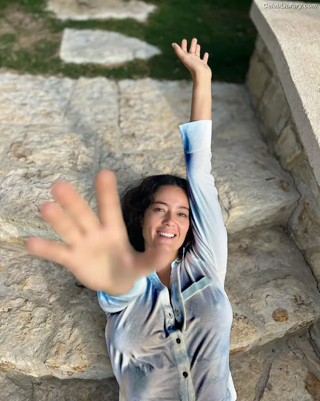 Pelin Akil photo 16 of 156