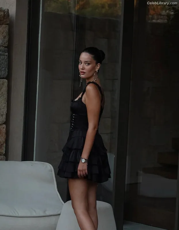 Pelin Akil photo 18 of 156