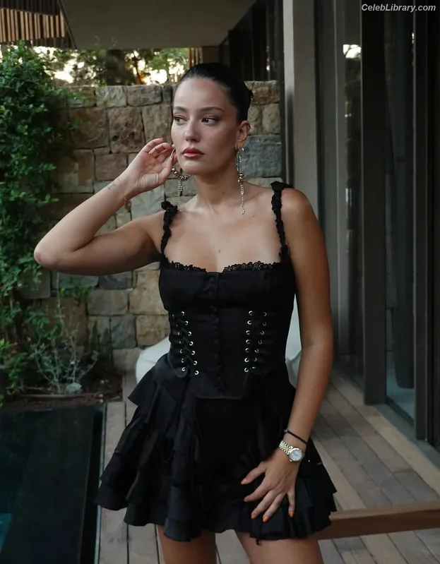 Pelin Akil photo 19 of 156