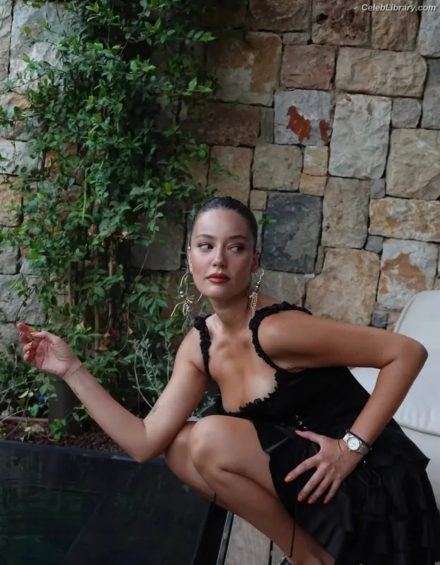 Pelin Akil photo 22 of 156