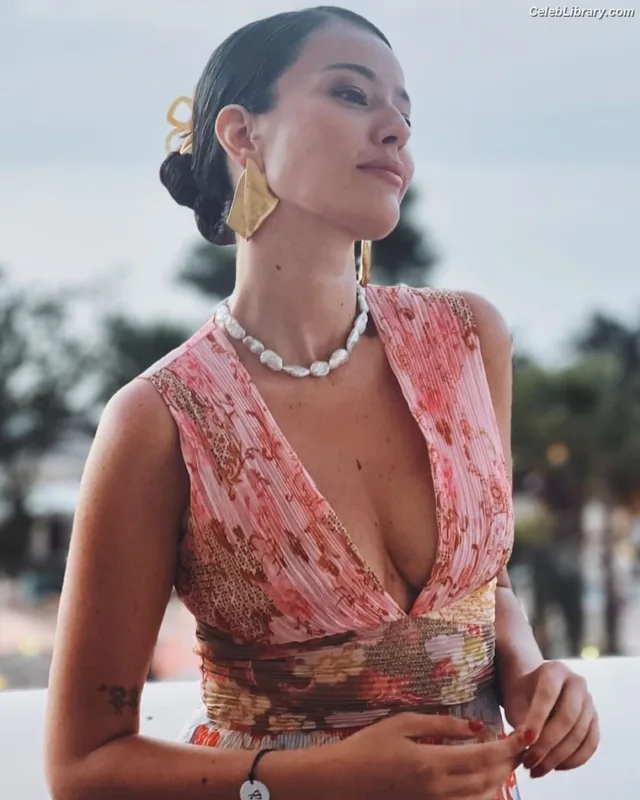 Pelin Akil photo 7 of 156