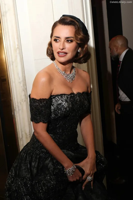 Penelope Cruz photo 18 of 337