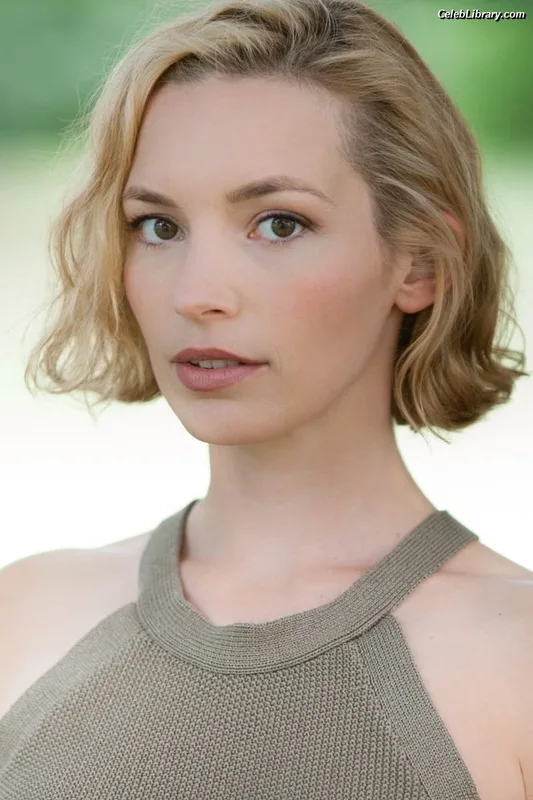 Perdita Weeks photo 18 of 43