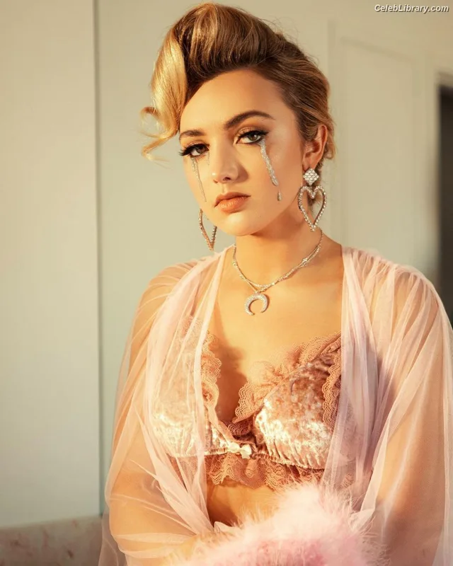 Peyton List photo 1 of 1015