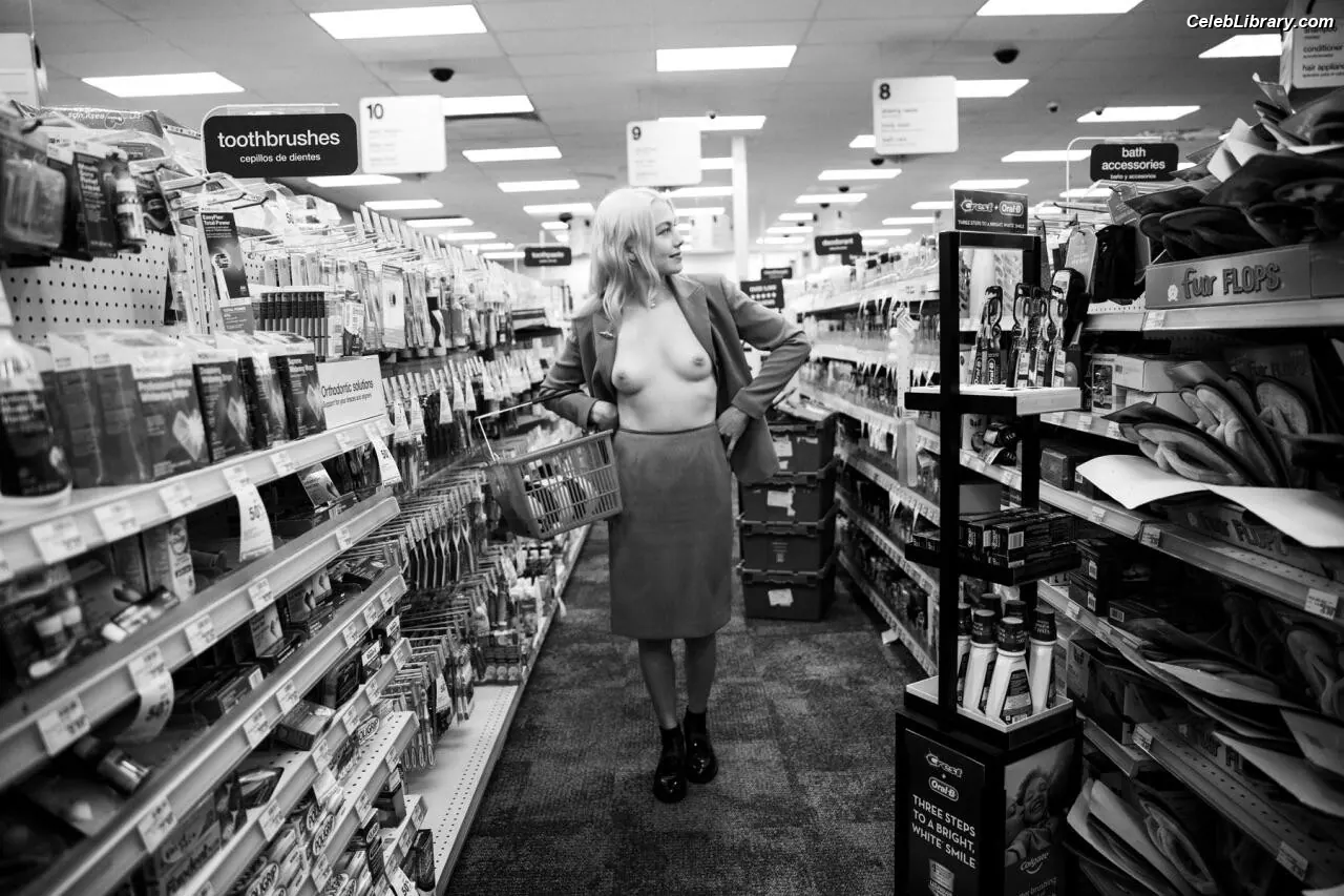 Phoebe Bridgers photo 10 of 155