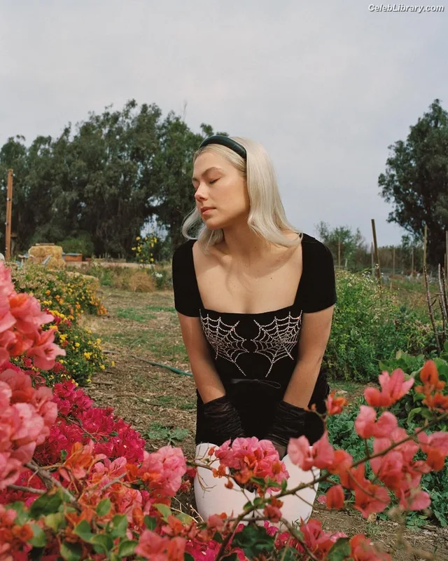 Phoebe Bridgers photo 2 of 156