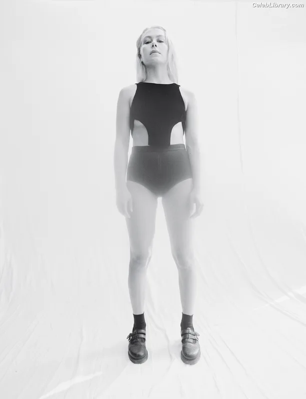 Phoebe Bridgers photo 8 of 156
