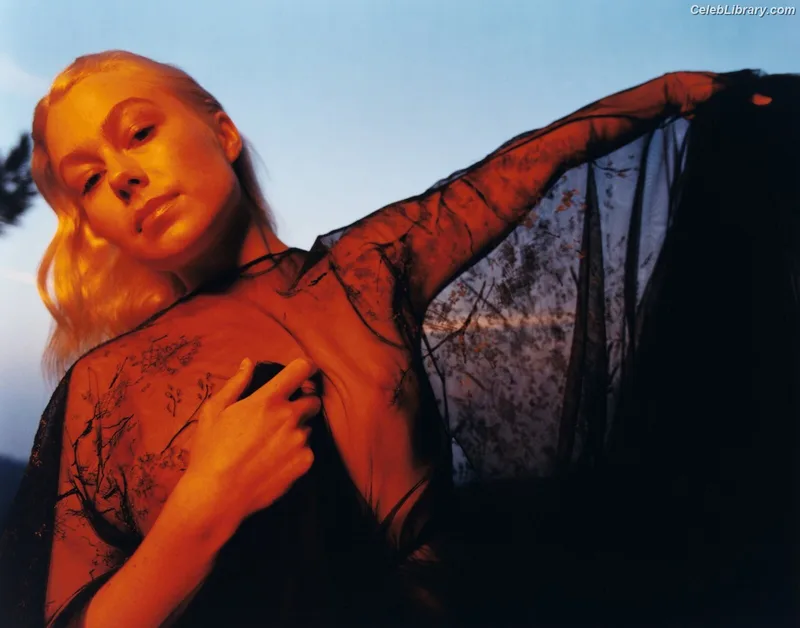 Phoebe Bridgers photo 10 of 156