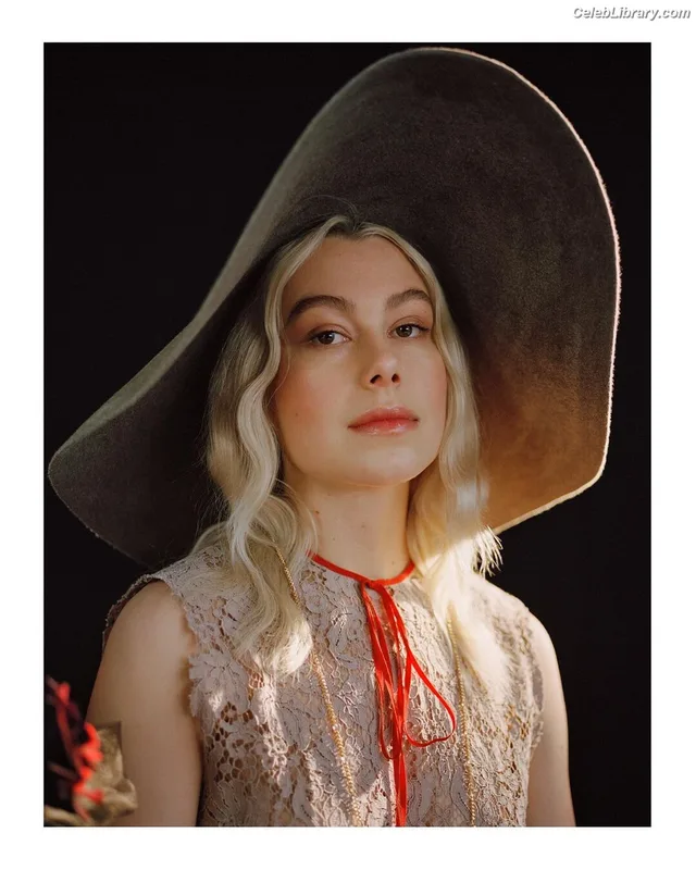 Phoebe Bridgers photo 2 of 156